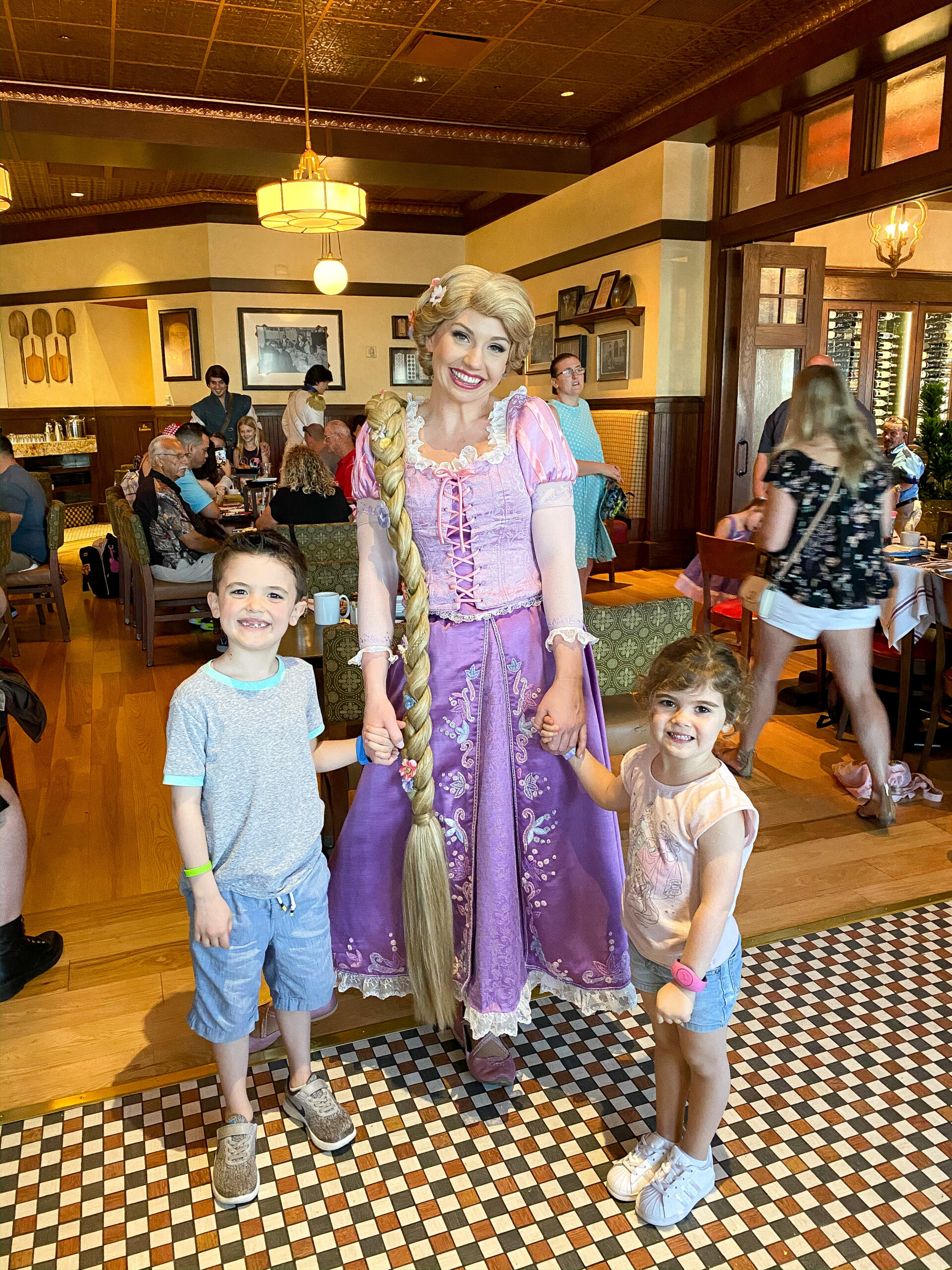 Looking for the best character dining at Walt Disney World? Connecitcut life and style blogger Lauren McBride shares her top choices.