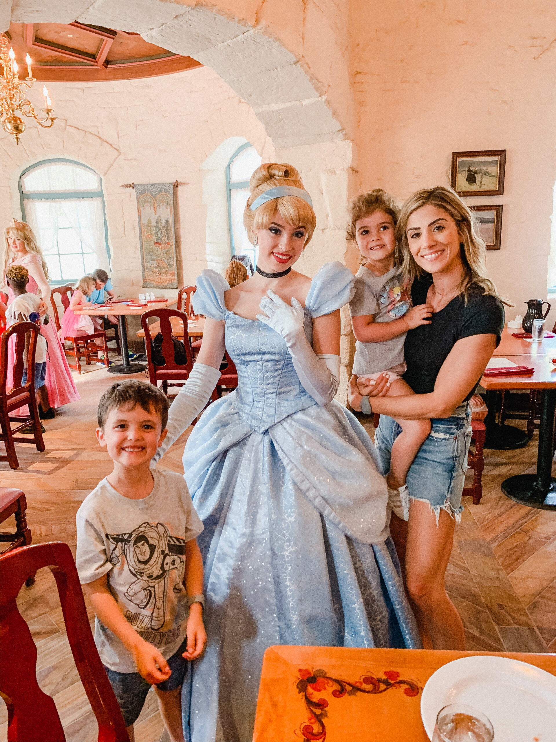 Looking for the best character dining at Walt Disney World? Connecitcut life and style blogger Lauren McBride shares her top choices.