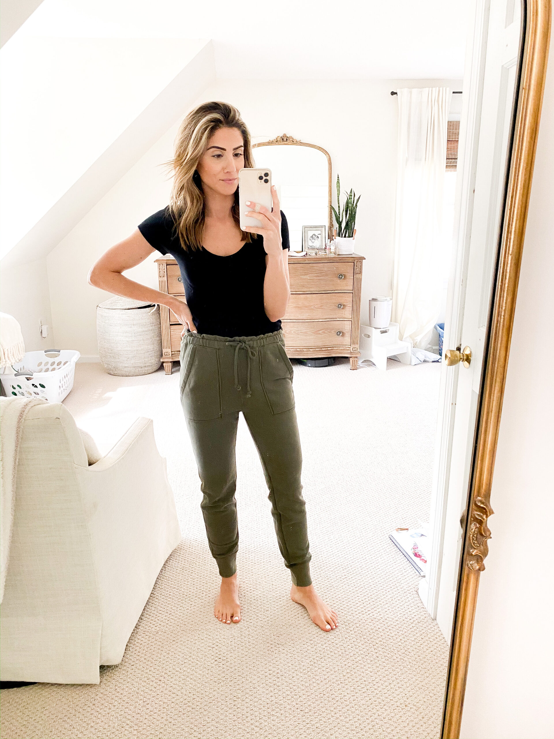 Connecticut life and style blogger Lauren McBride shares a loungewear try on featuring comfortable sweatshirts, sweatpants, joggers, and more.