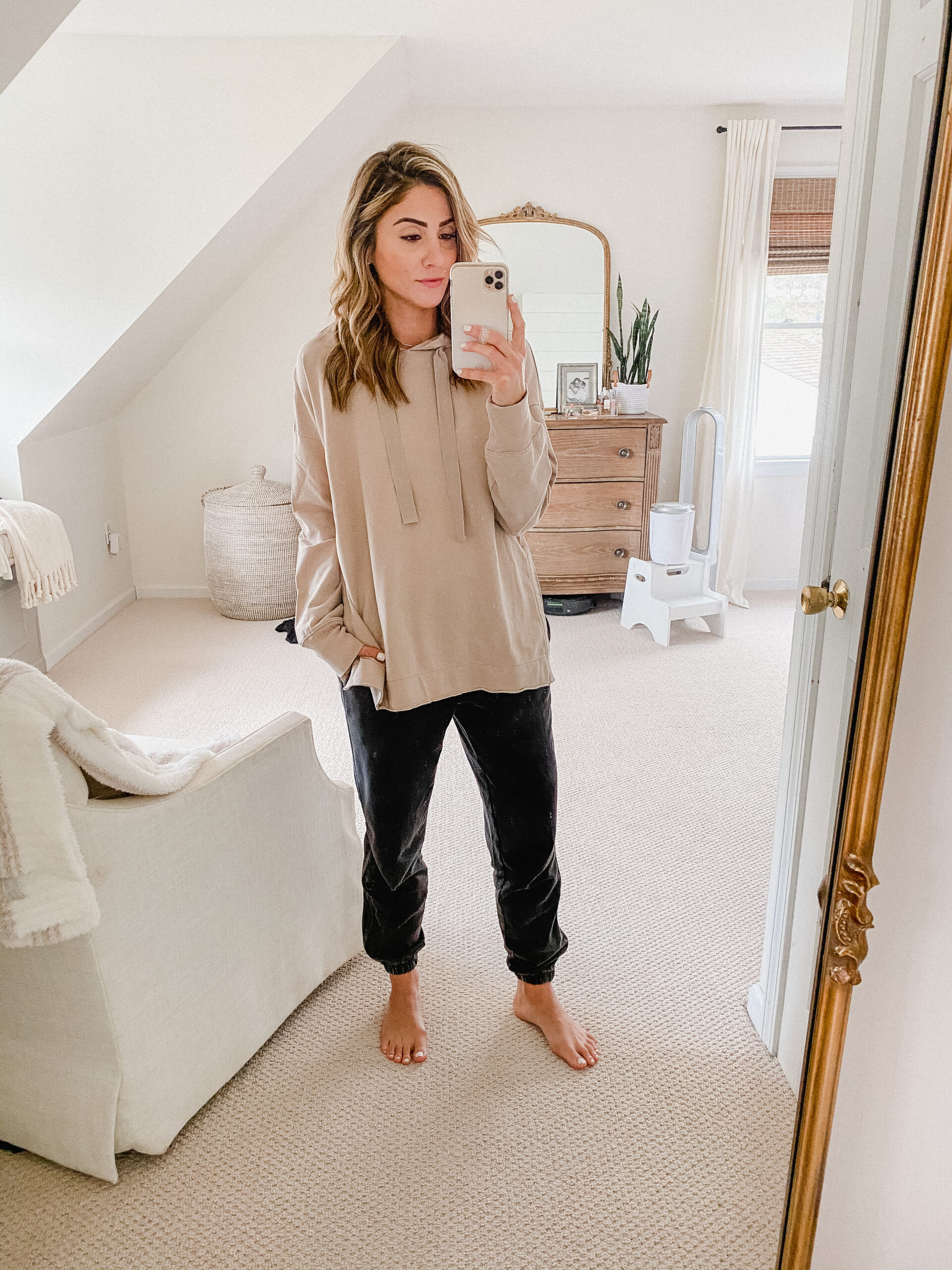 Stylish and Comfortable Aerie Leggings and Oversized Sweatshirt