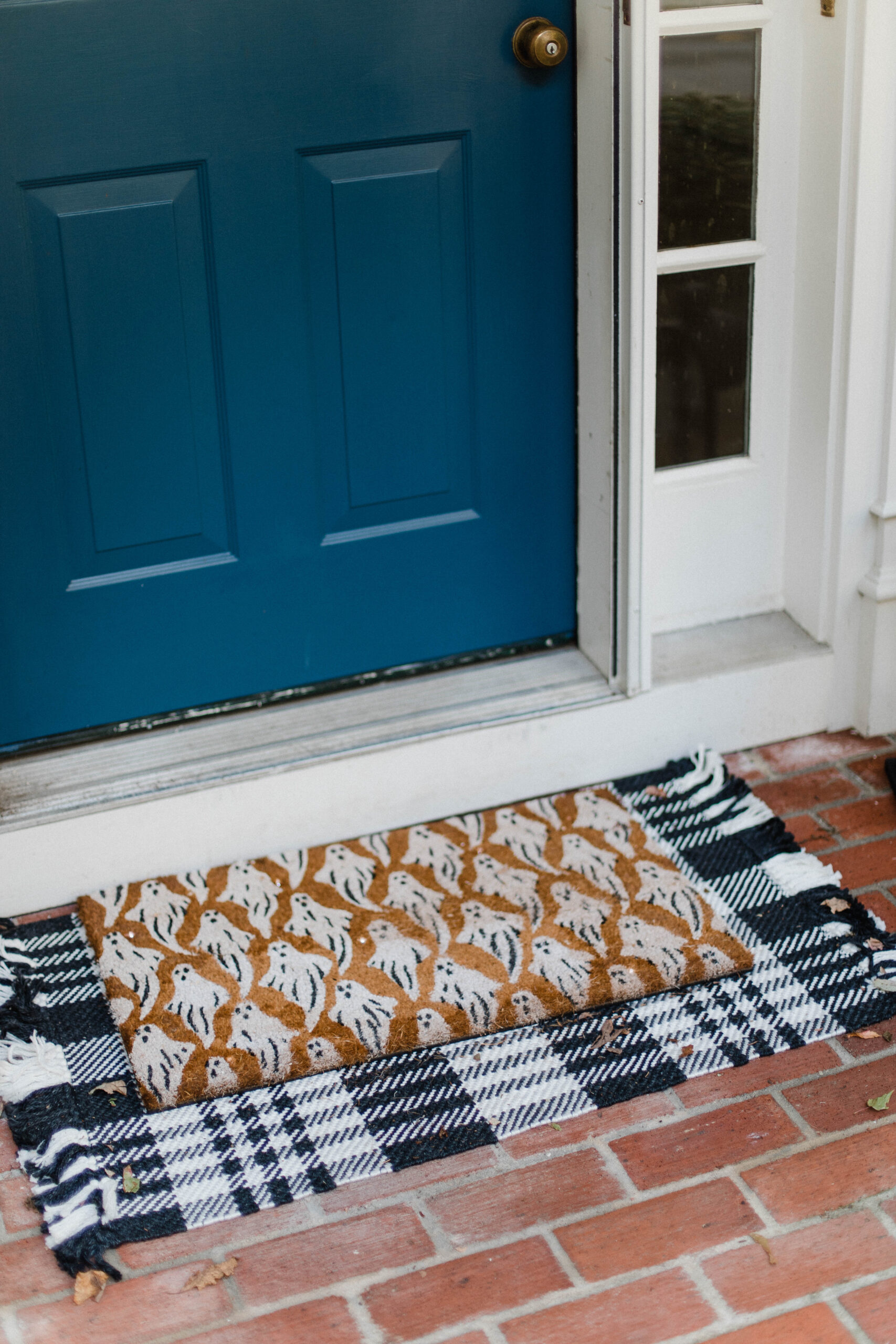 Looking for fall front porch ideas? Connecticut life and style blogger Lauren McBride shares her fall-inspired porch with sources.