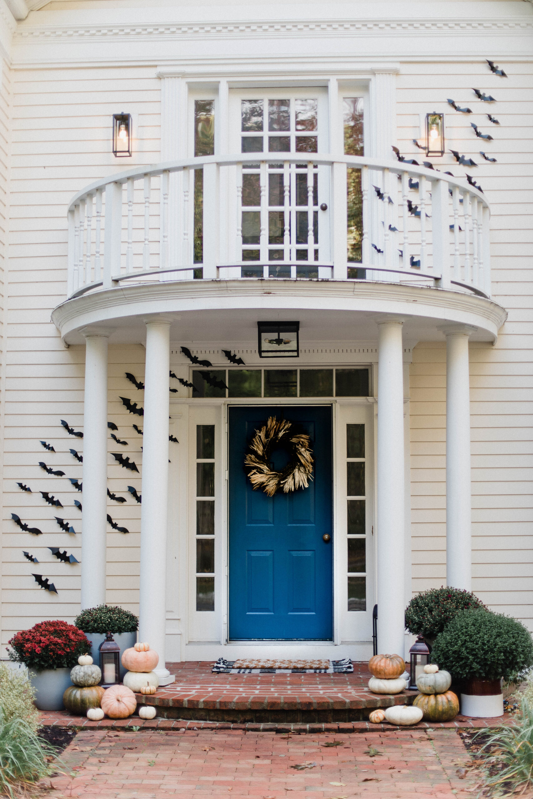 Looking for fall front porch ideas? Connecticut life and style blogger Lauren McBride shares her fall-inspired porch with sources.