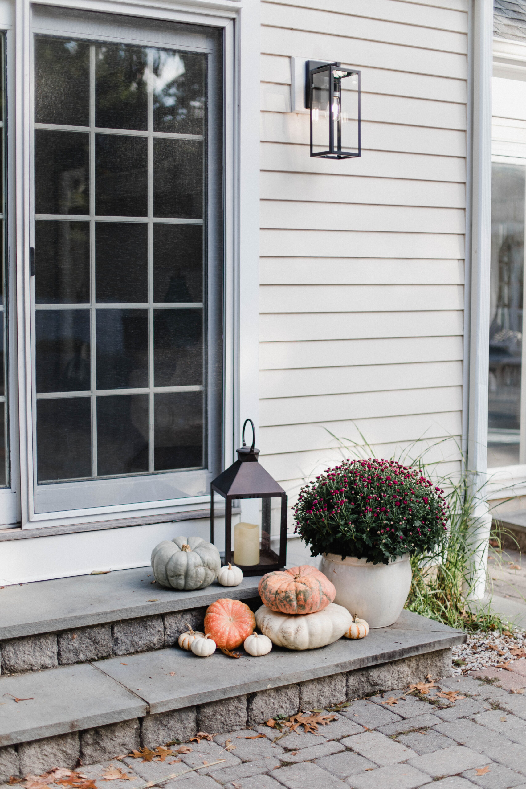 Looking for fall front porch ideas? Connecticut life and style blogger Lauren McBride shares her fall-inspired porch with sources.