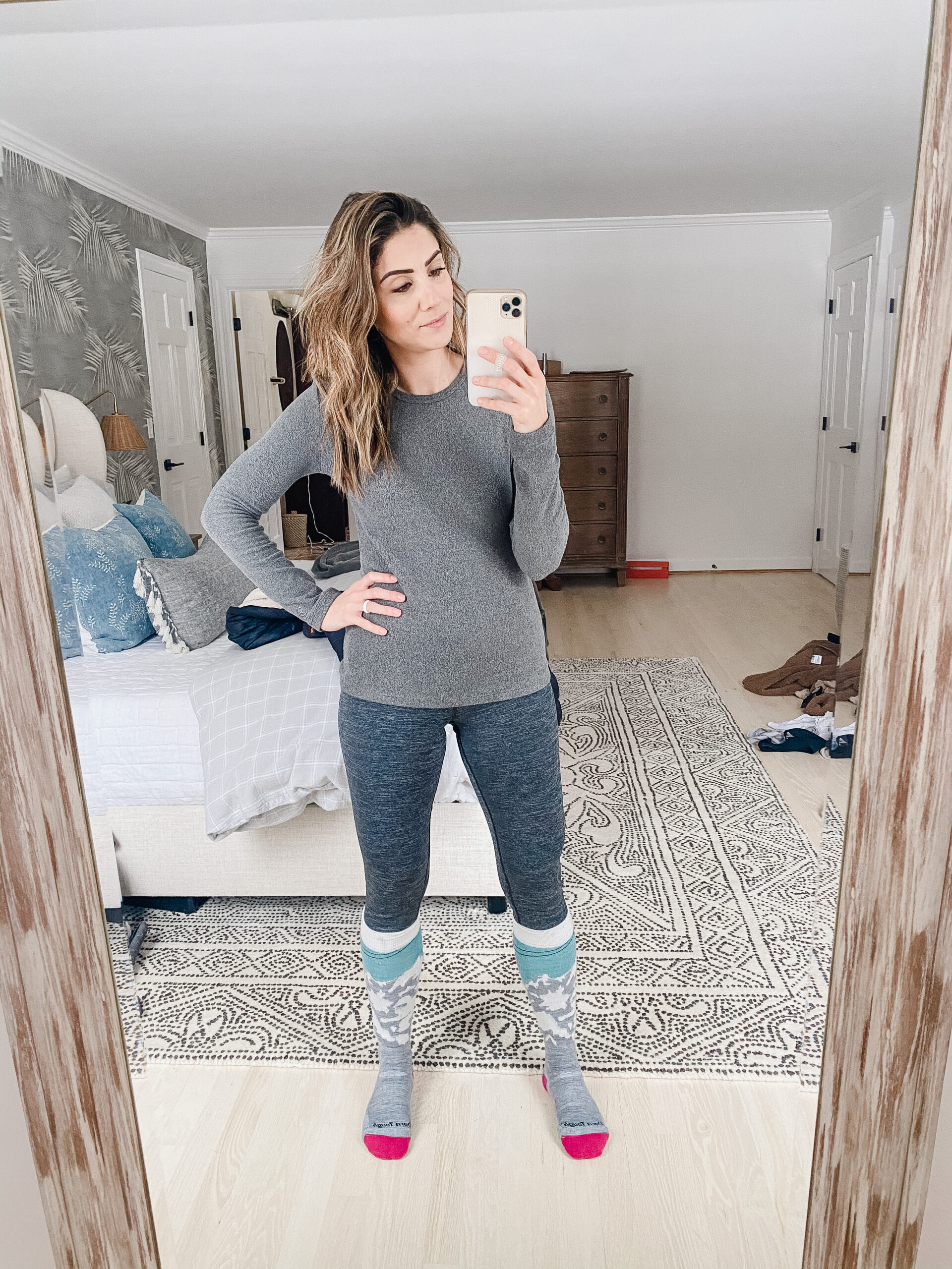 Connecticut life and style blogger Lauren McBride shares how to layer for the snow, including basic layers to keep you warm.