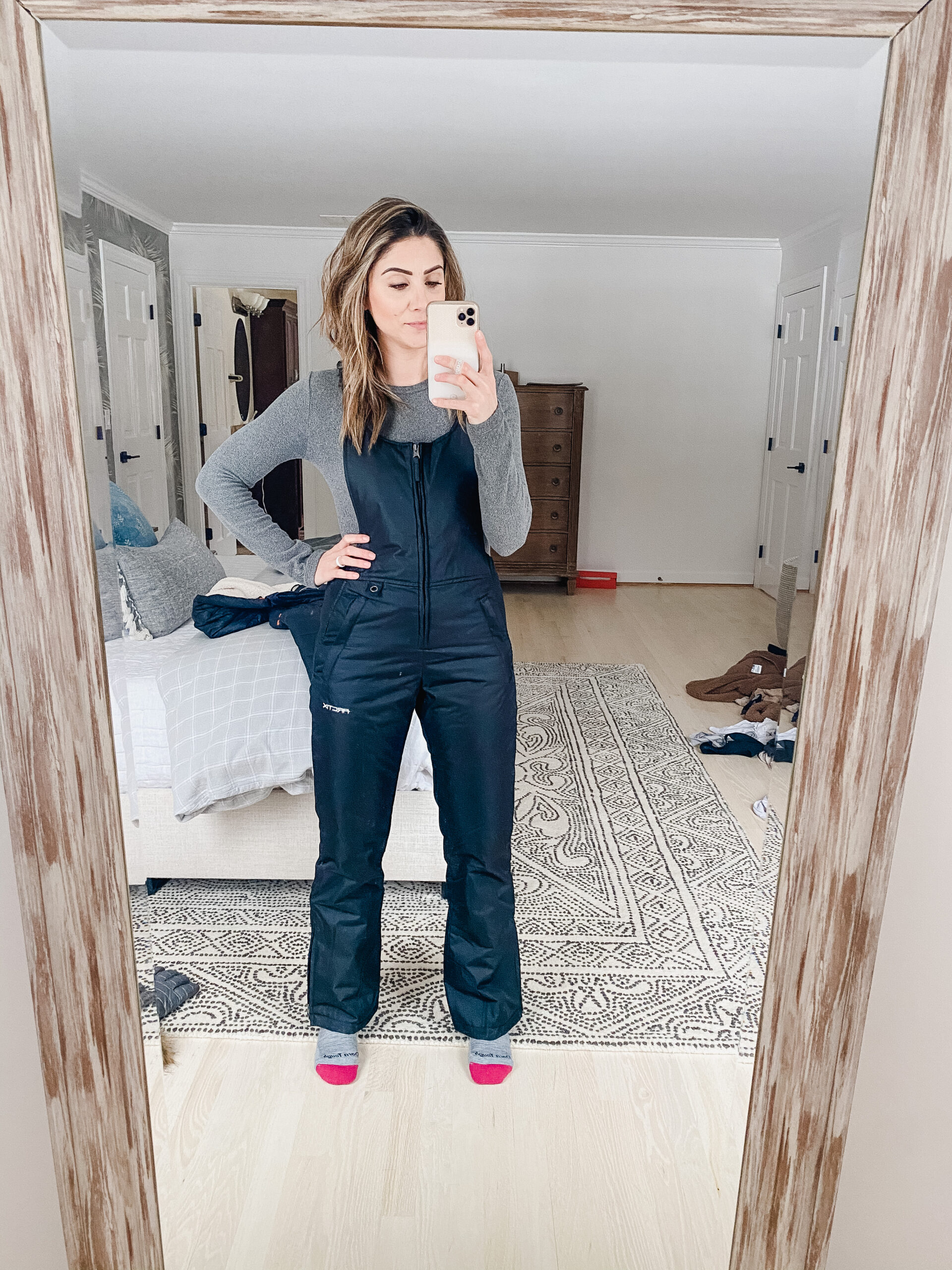 Connecticut life and style blogger Lauren McBride shares how to layer for the snow, including basic layers to keep you warm.