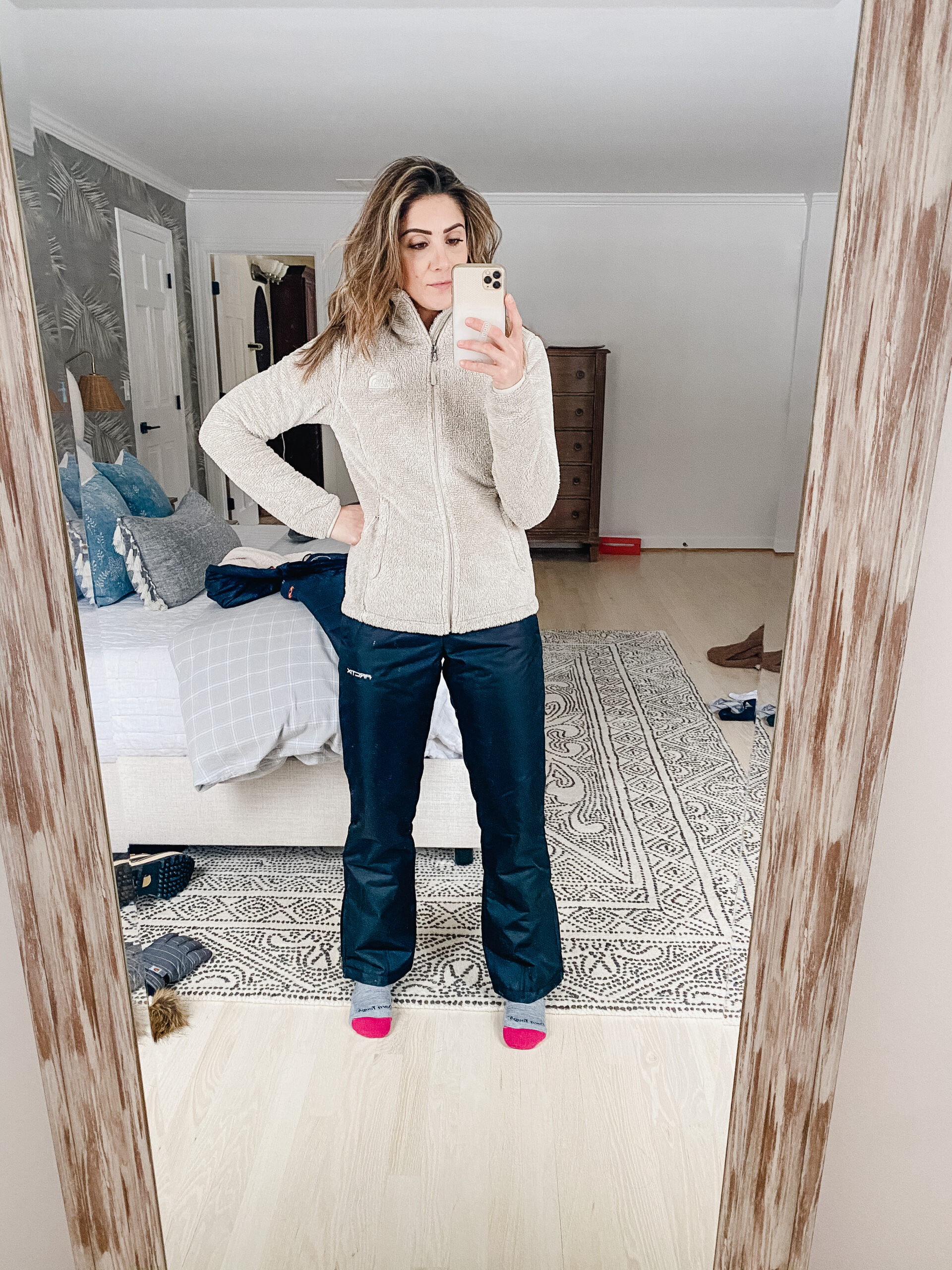 Connecticut life and style blogger Lauren McBride shares how to layer for the snow, including basic layers to keep you warm.