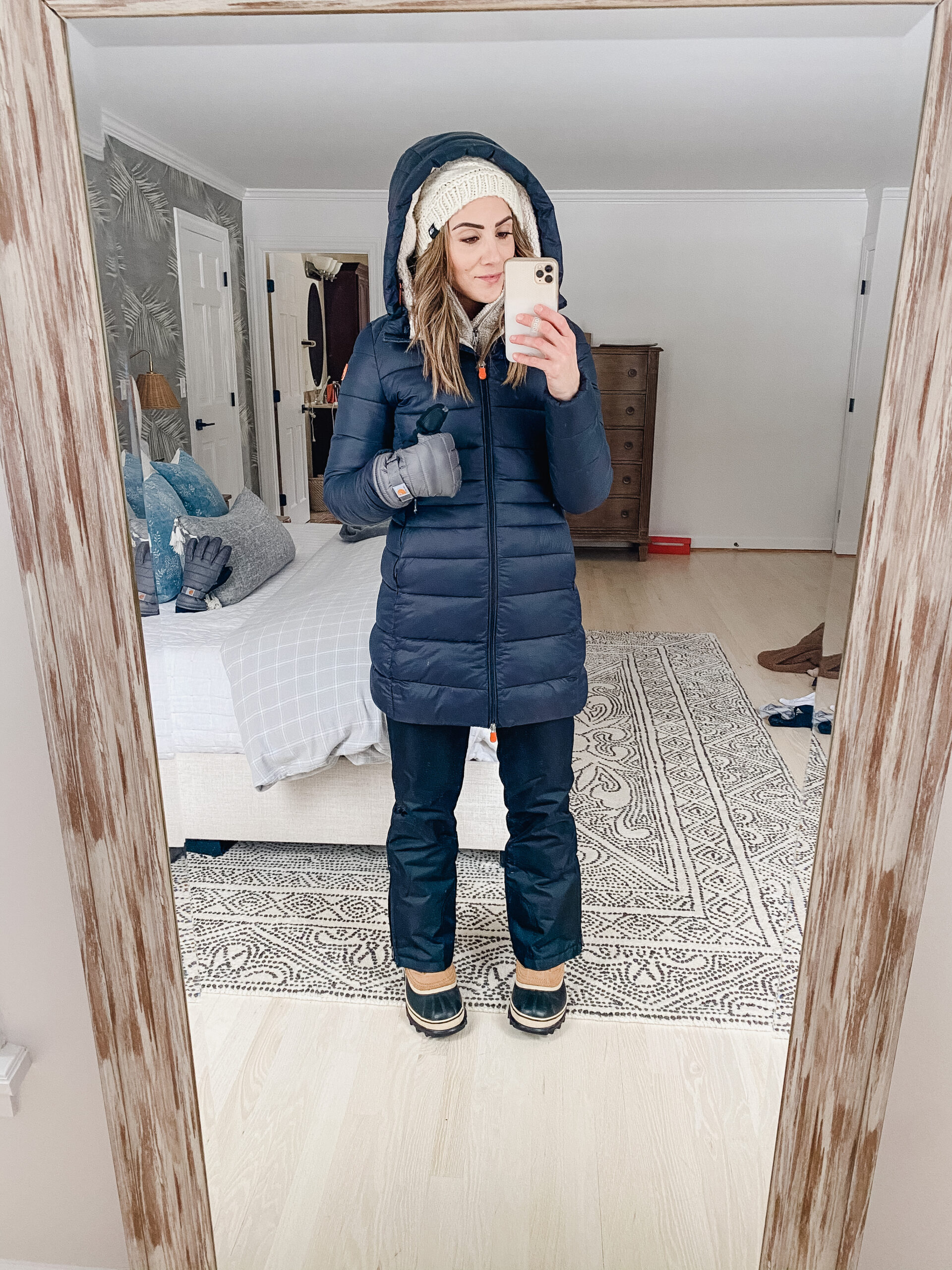 Connecticut life and style blogger Lauren McBride shares how to layer for the snow, including basic layers to keep you warm.