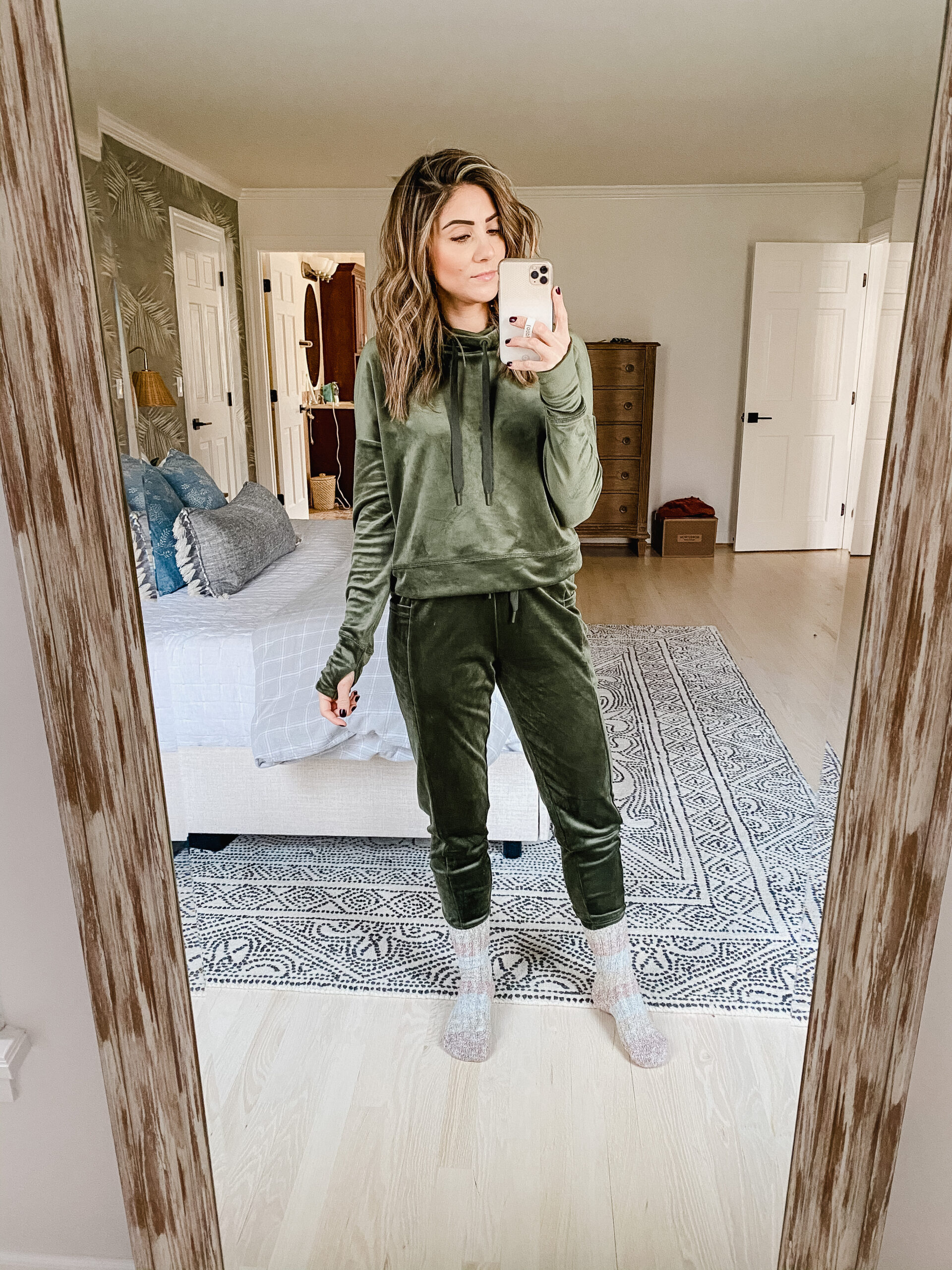 Connecticut life and style blogger Lauren McBride shares an Aerie Loungwear Try On featuring joggers, sweatshirts, and more. 