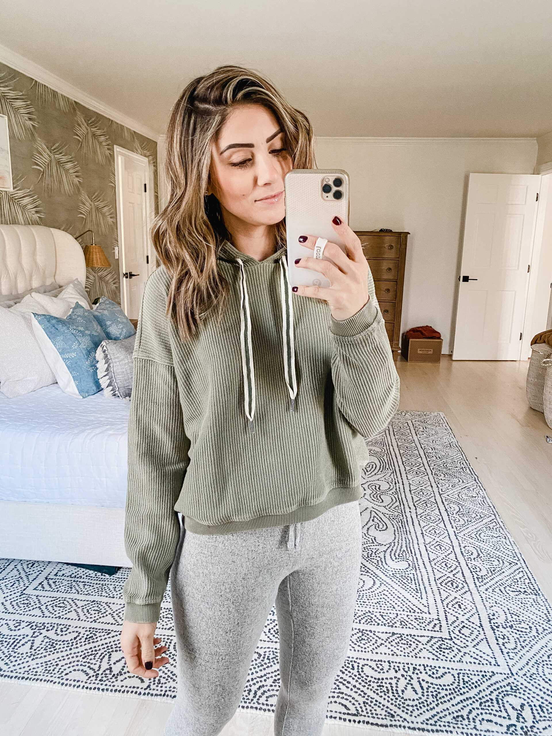 Connecticut life and style blogger Lauren McBride shares an Aerie Loungwear Try On featuring joggers, sweatshirts, and more. 