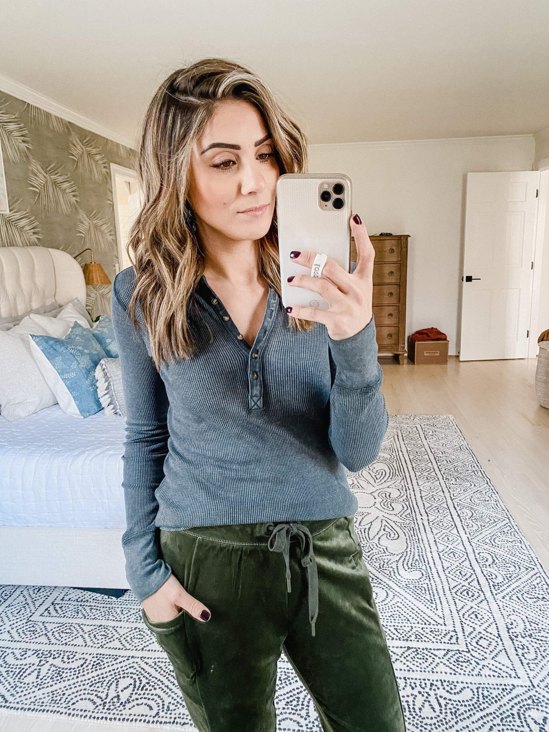 Connecticut life and style blogger Lauren McBride shares an Aerie Loungwear Try On featuring joggers, sweatshirts, and more. 