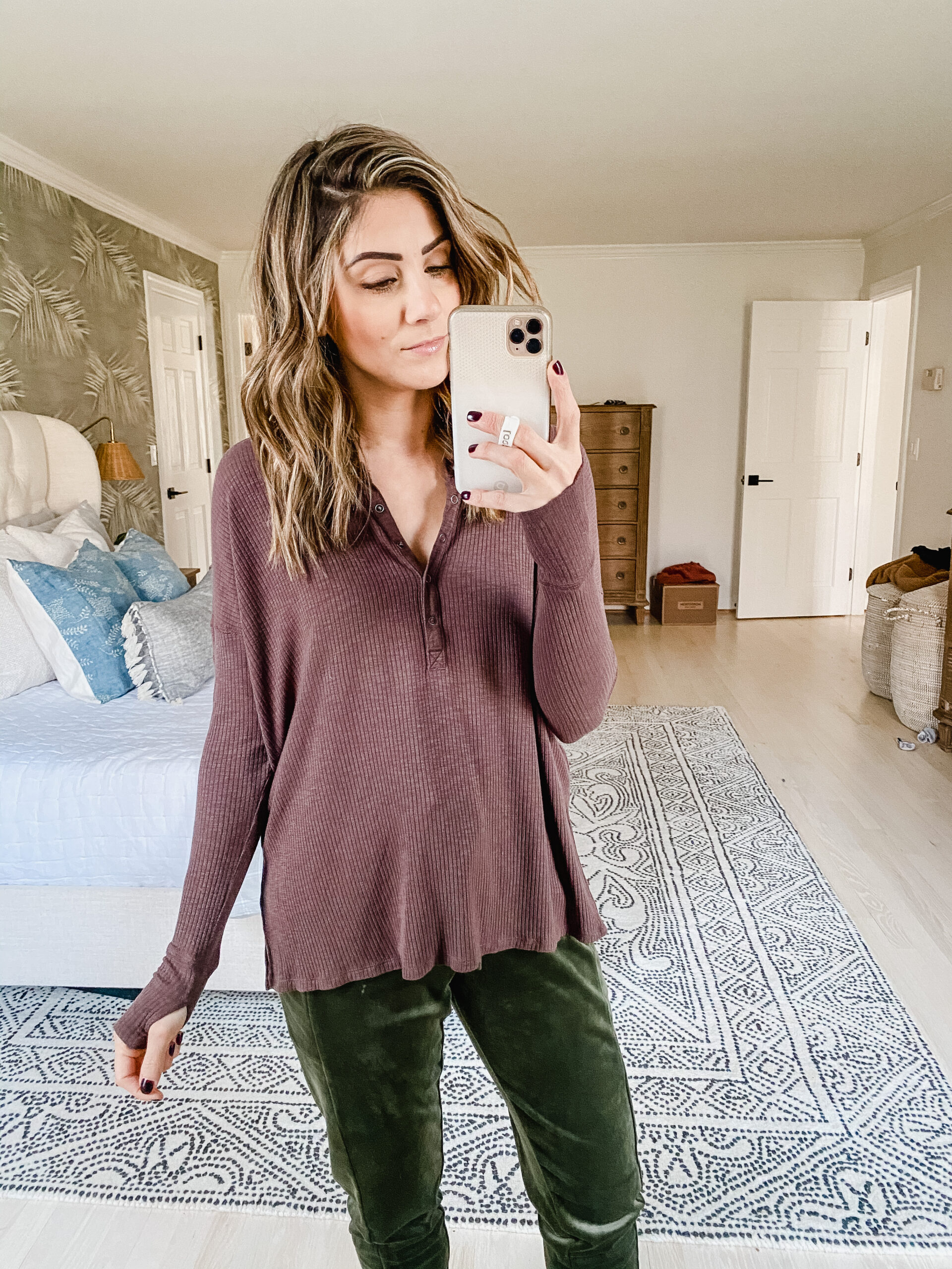 Connecticut life and style blogger Lauren McBride shares an Aerie Loungwear Try On featuring joggers, sweatshirts, and more. 