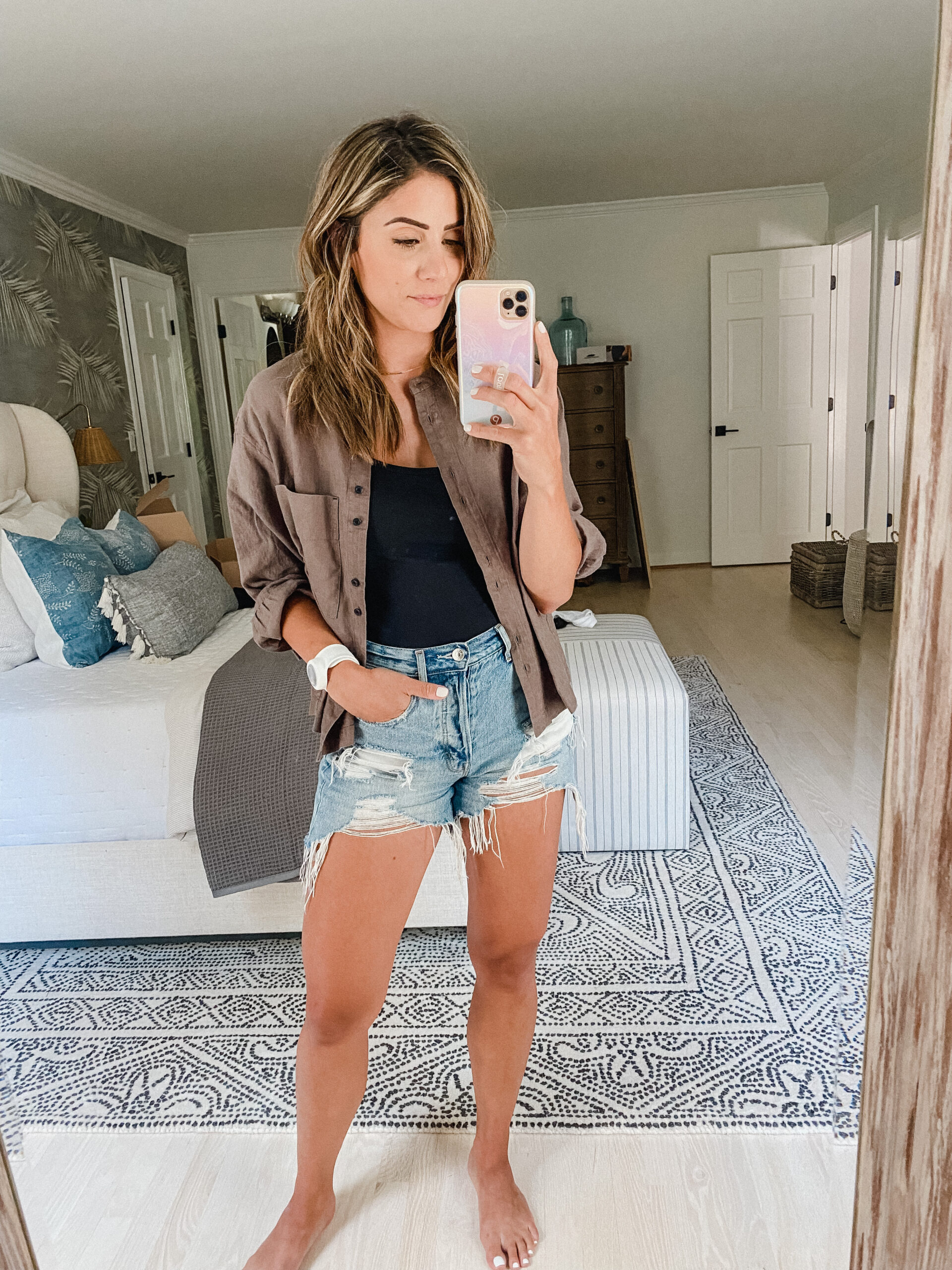 Connecticut life and style blogger Lauren McBride shares an Everlane try on featuring classic items for your summer closet.