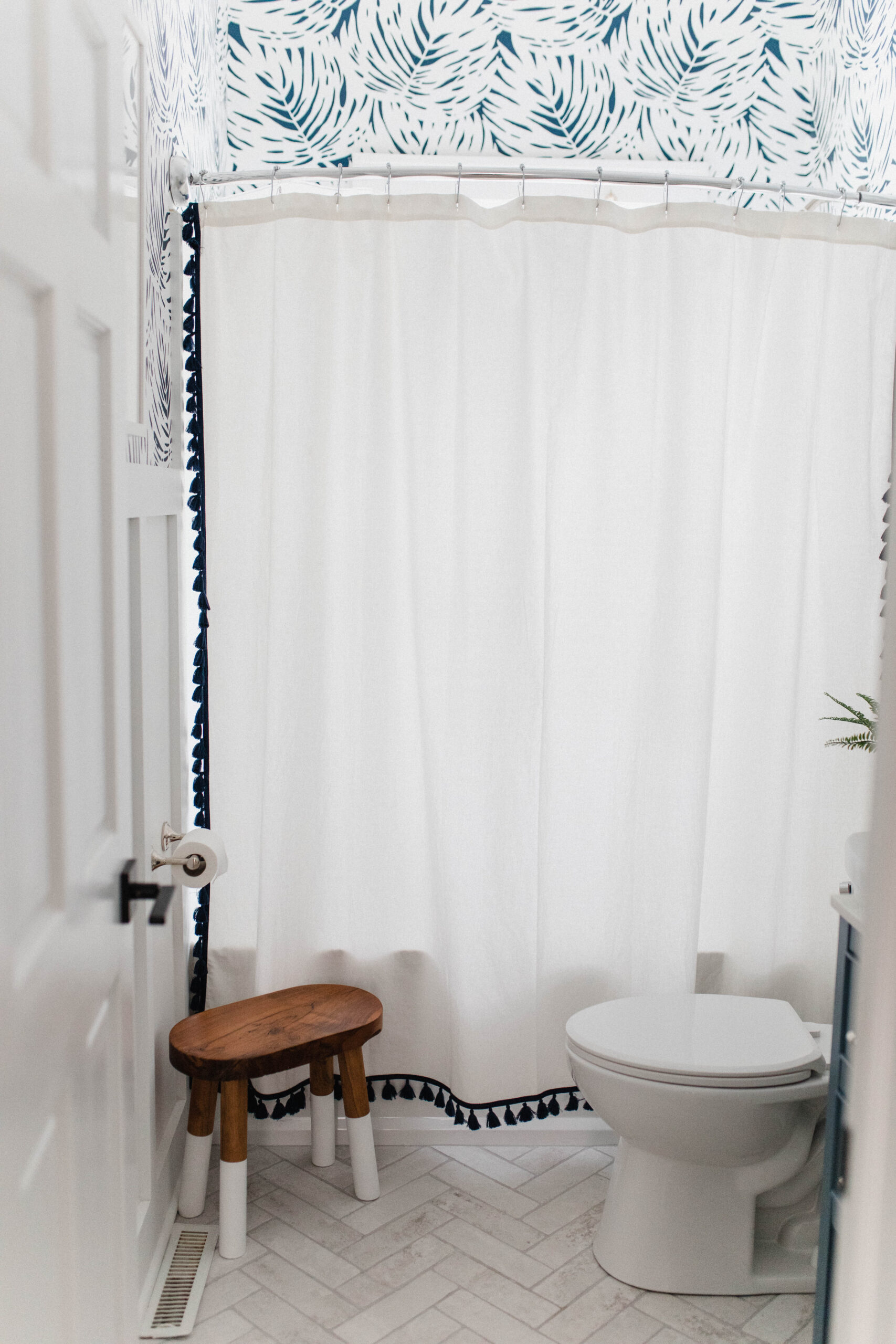 Connecticut life and style blogger Lauren McBride shares her modern coastal mudroom and bathroom makeover including sources.