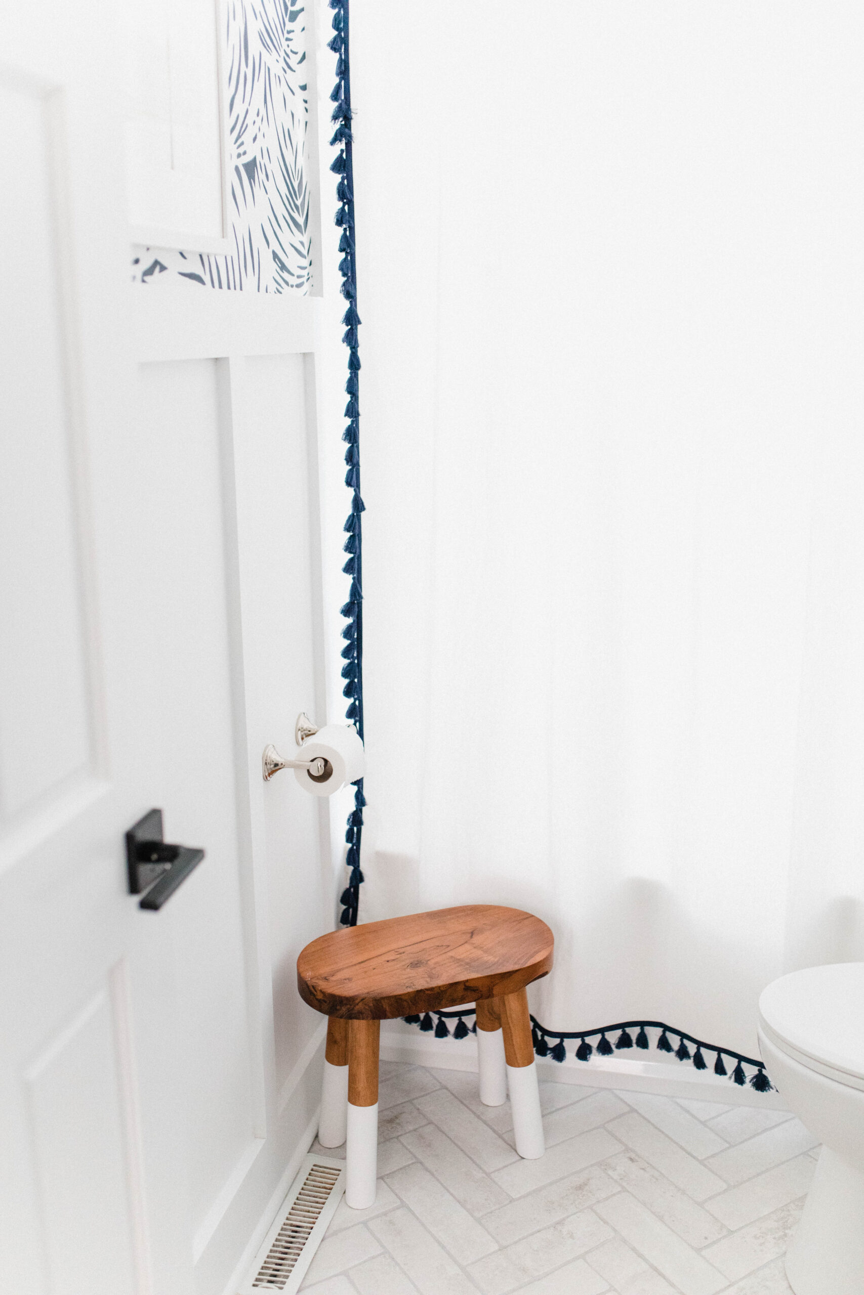 Connecticut life and style blogger Lauren McBride shares her coastal bathroom update, featuring accessories from Serena & Lily.