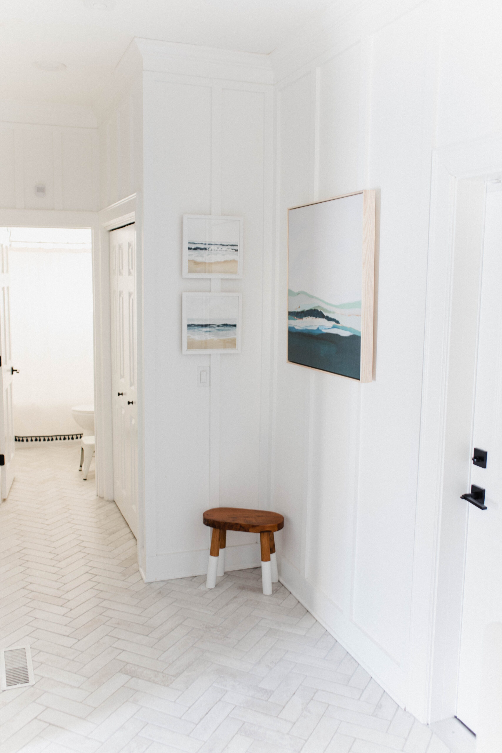 Connecticut life and style blogger Lauren McBride shares her modern coastal mudroom and bathroom makeover including sources.