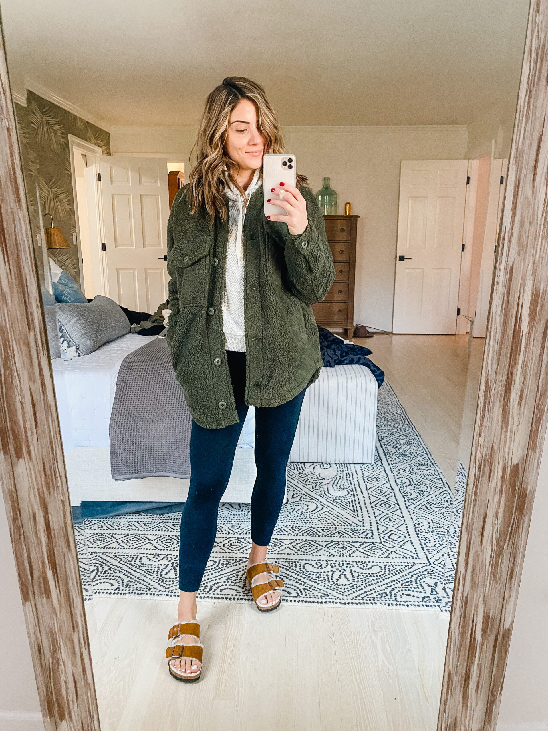 Connecticut life and style blogger Lauren McBride shares a loungewear try on from Aerie featuring sweaters, sweatshirts, and fleeces.