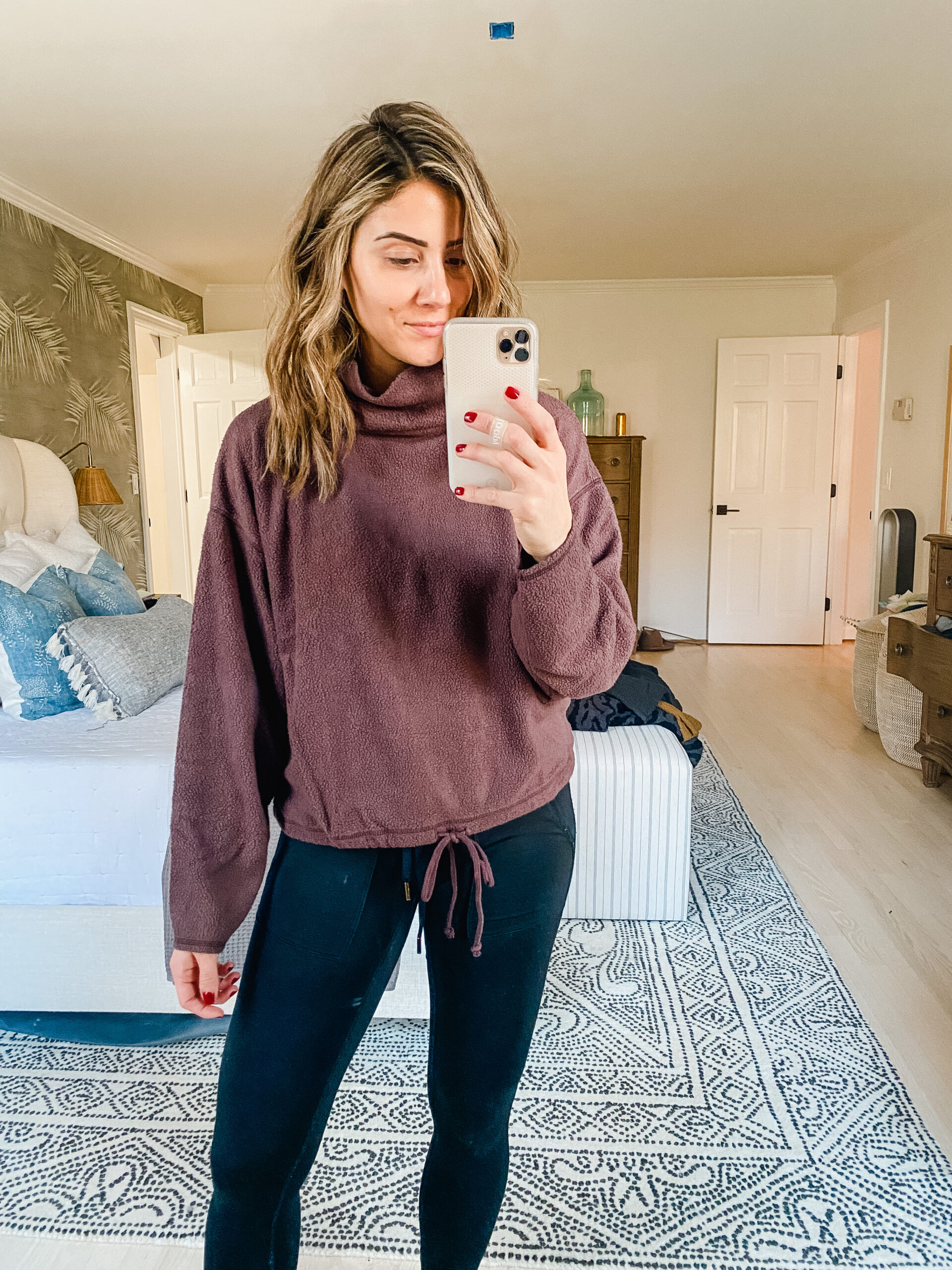 Connecticut life and style blogger Lauren McBride shares a loungewear try on from Aerie featuring sweaters, sweatshirts, and fleeces.