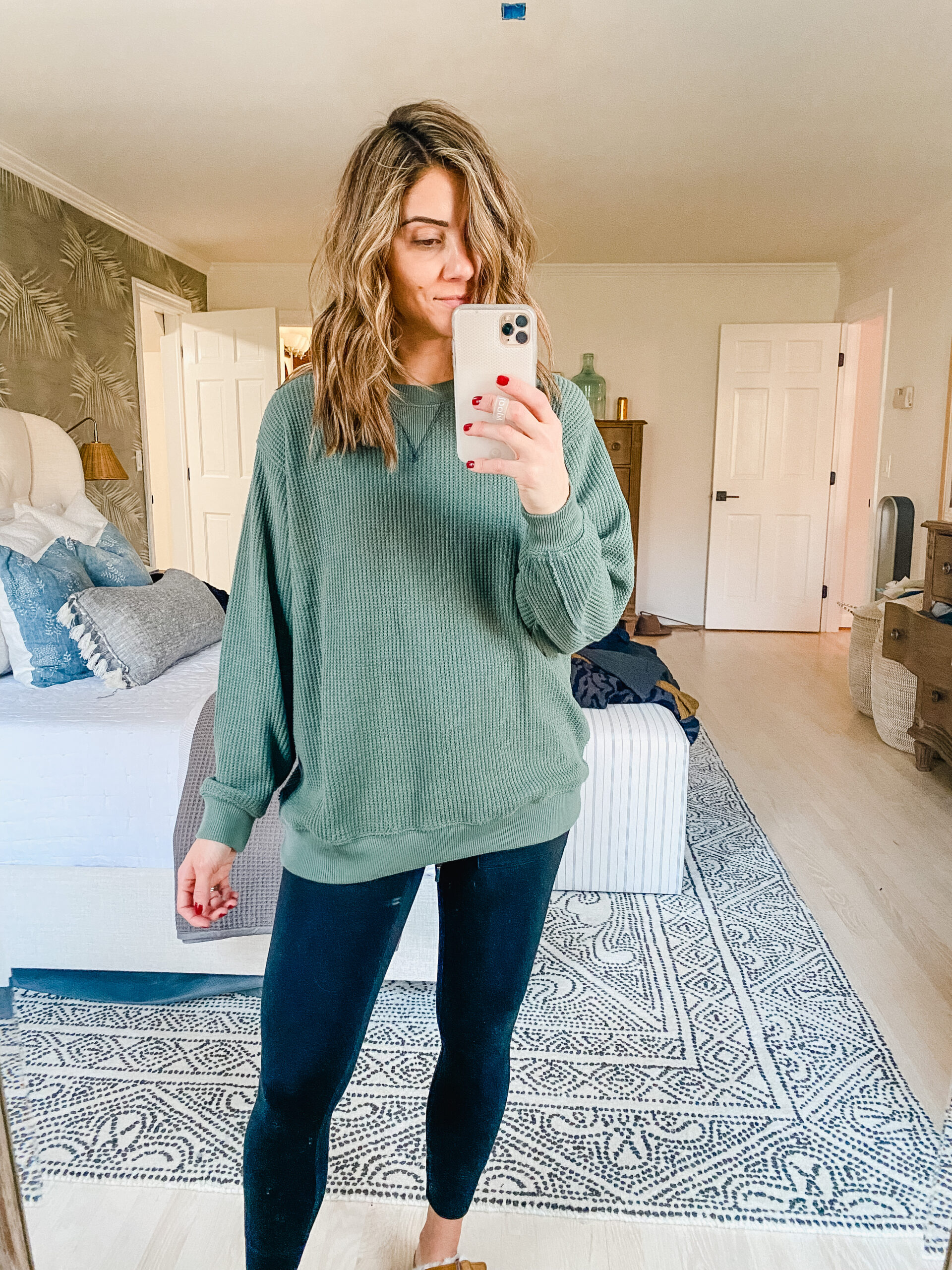 Connecticut life and style blogger Lauren McBride shares a loungewear try on from Aerie featuring sweaters, sweatshirts, and fleeces.