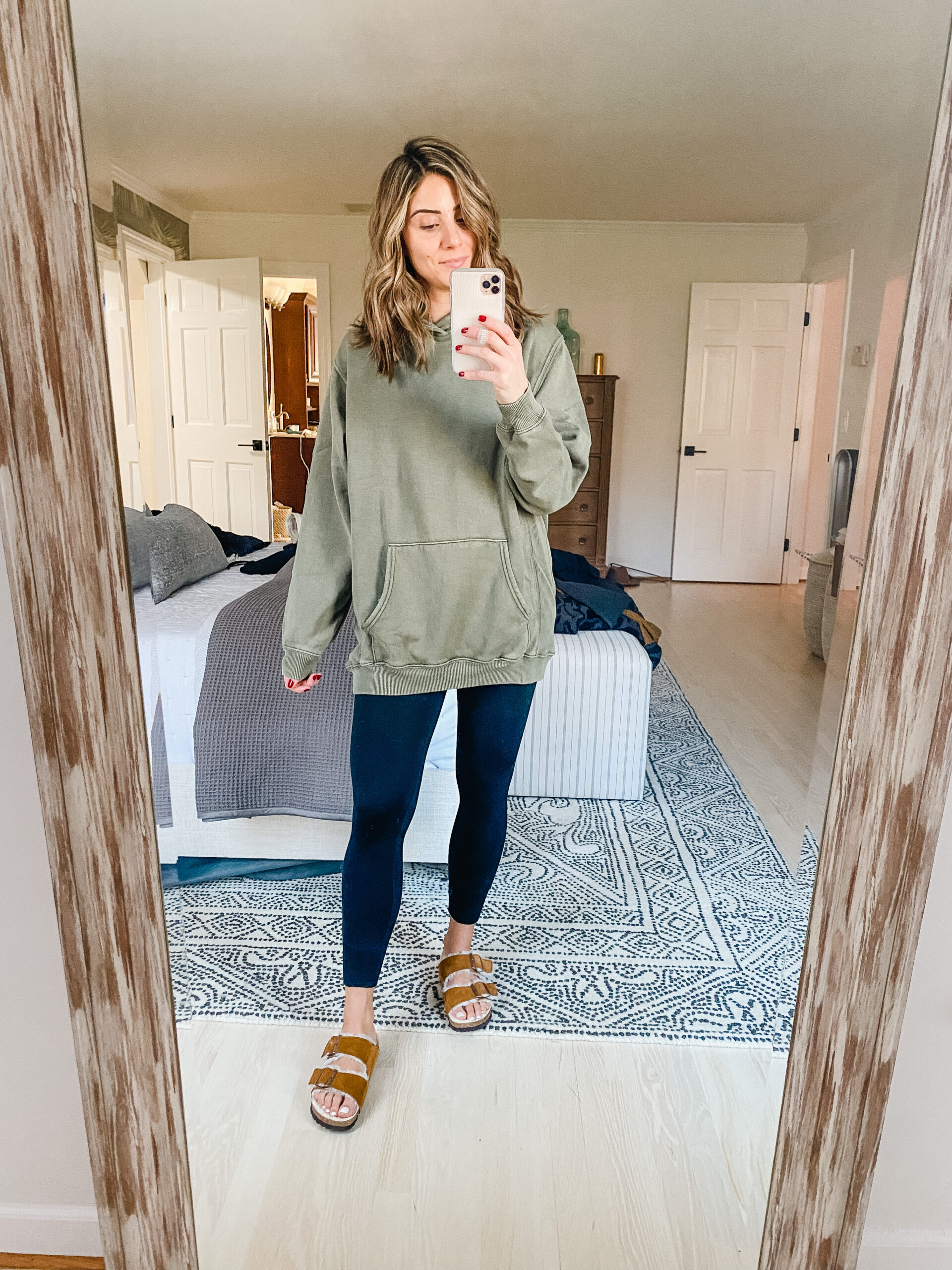 Connecticut life and style blogger Lauren McBride shares a loungewear try on from Aerie featuring sweaters, sweatshirts, and fleeces.