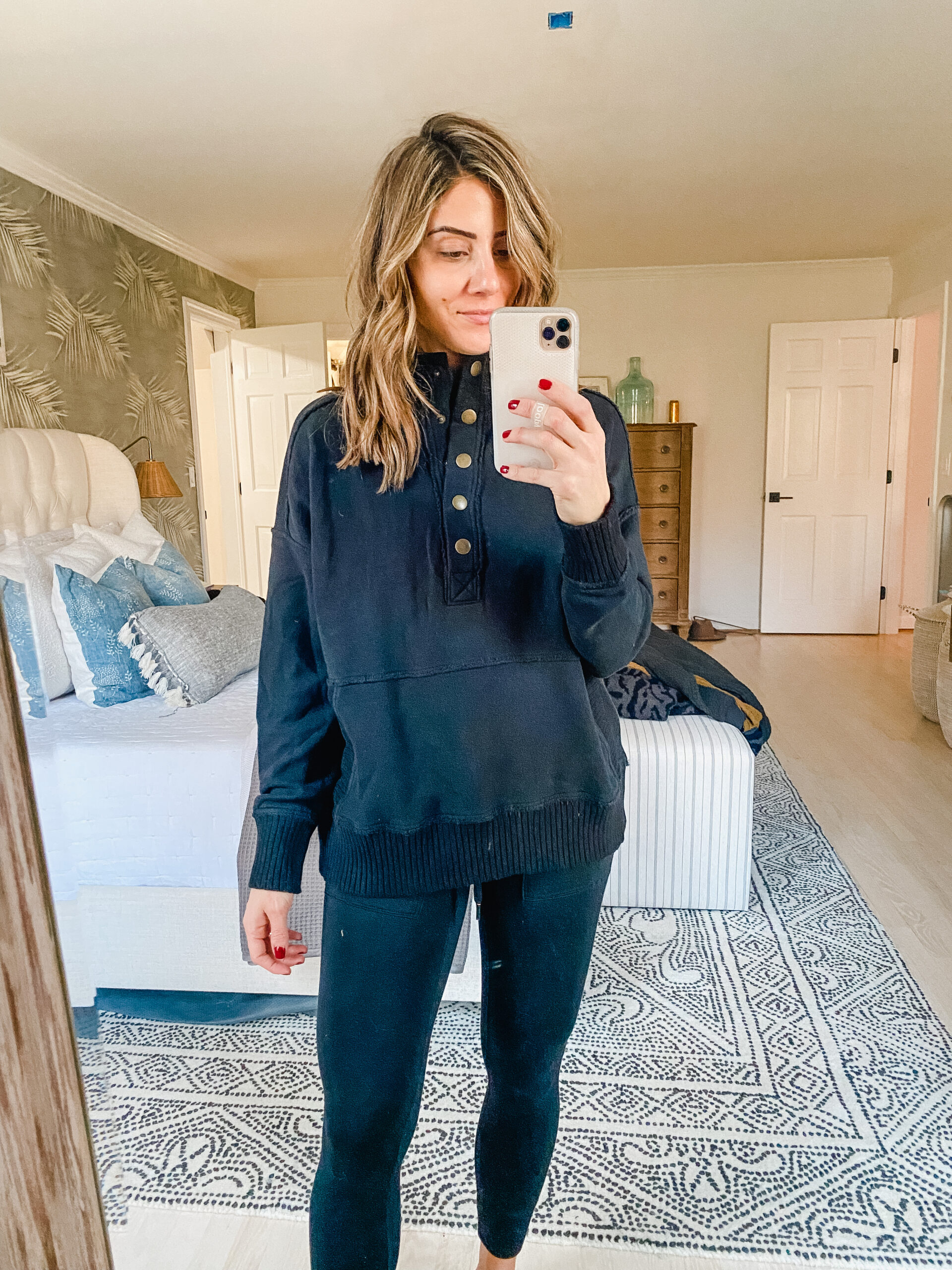 Connecticut life and style blogger Lauren McBride shares a loungewear try on from Aerie featuring sweaters, sweatshirts, and fleeces.