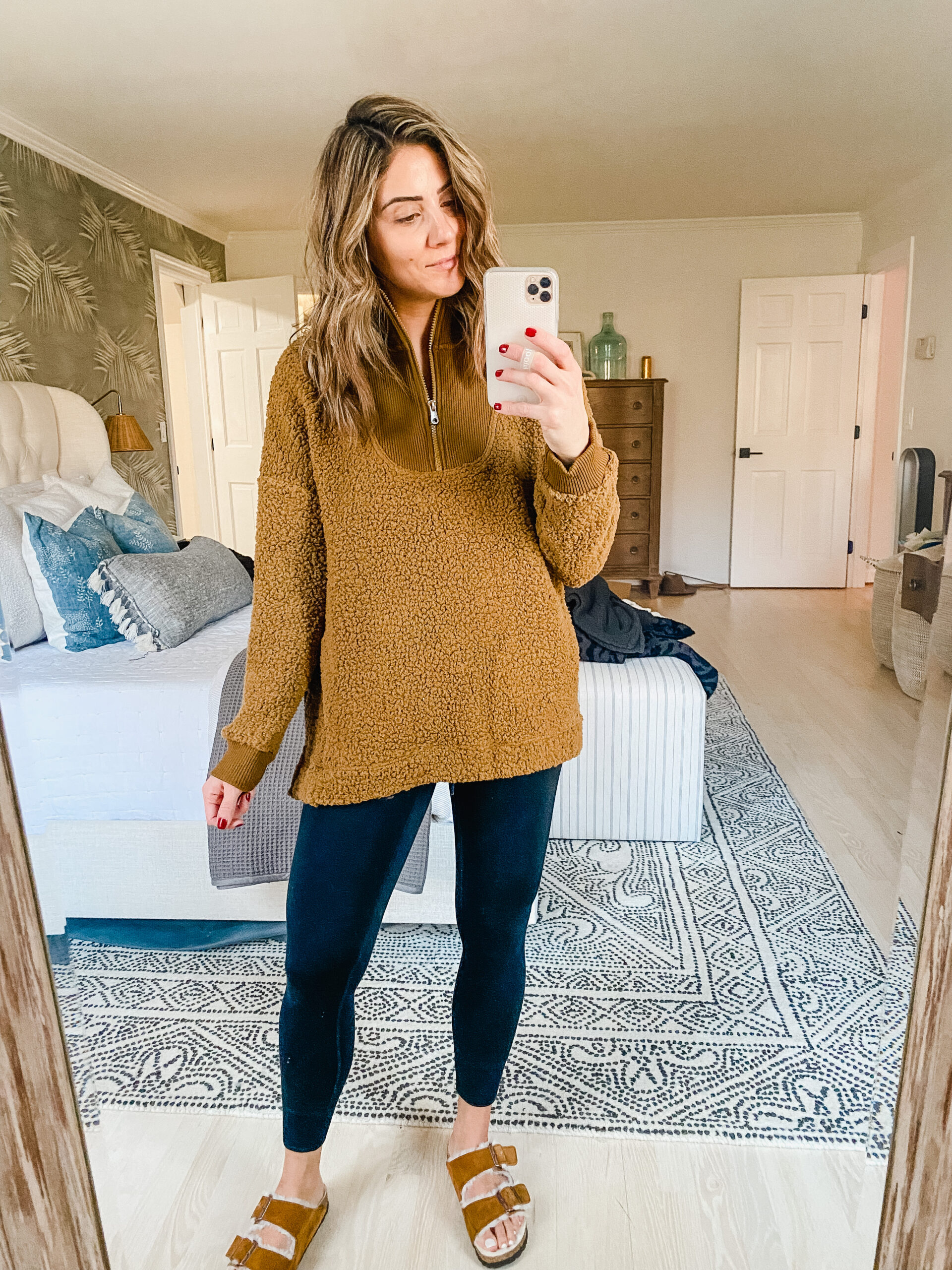 Connecticut life and style blogger Lauren McBride shares a loungewear try on from Aerie featuring sweaters, sweatshirts, and fleeces.