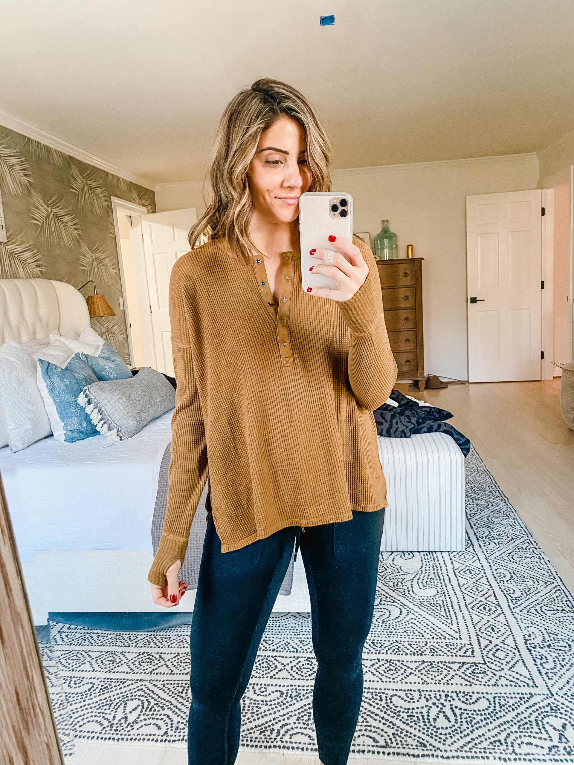 Connecticut life and style blogger Lauren McBride shares a loungewear try on from Aerie featuring sweaters, sweatshirts, and fleeces.