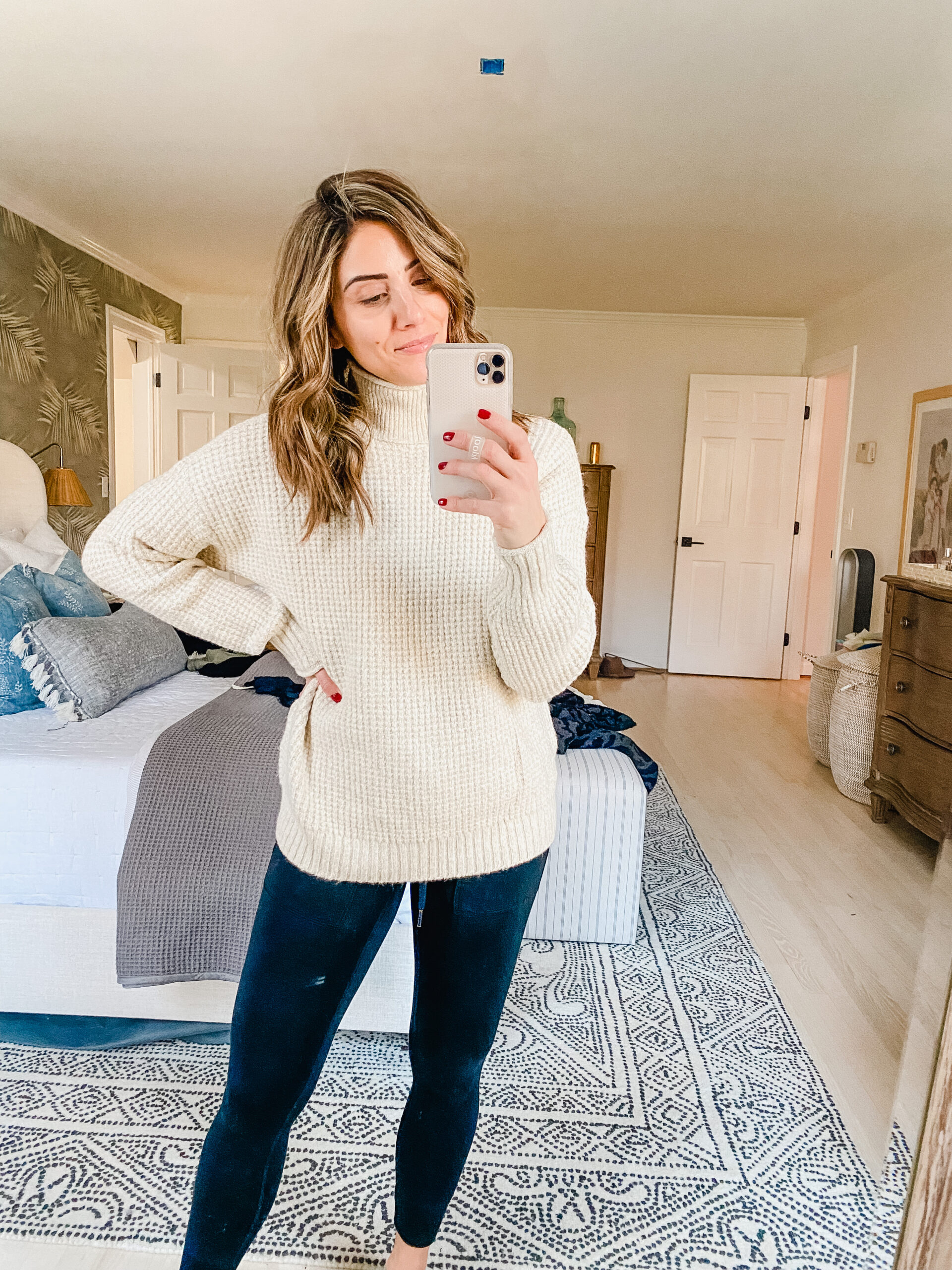 Connecticut life and style blogger Lauren McBride shares a loungewear try on from Aerie featuring sweaters, sweatshirts, and fleeces.