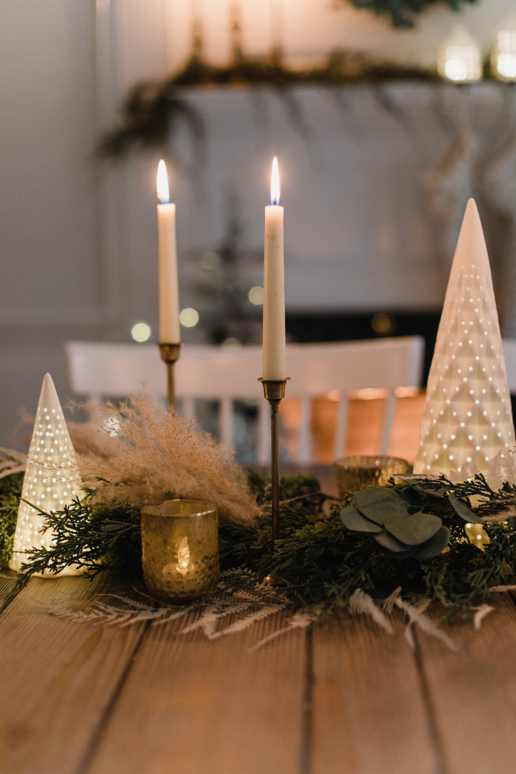 Connecticut life and style blogger Lauren McBride shares a romantic Christmas tablescape that's cozy and inviting for the season.