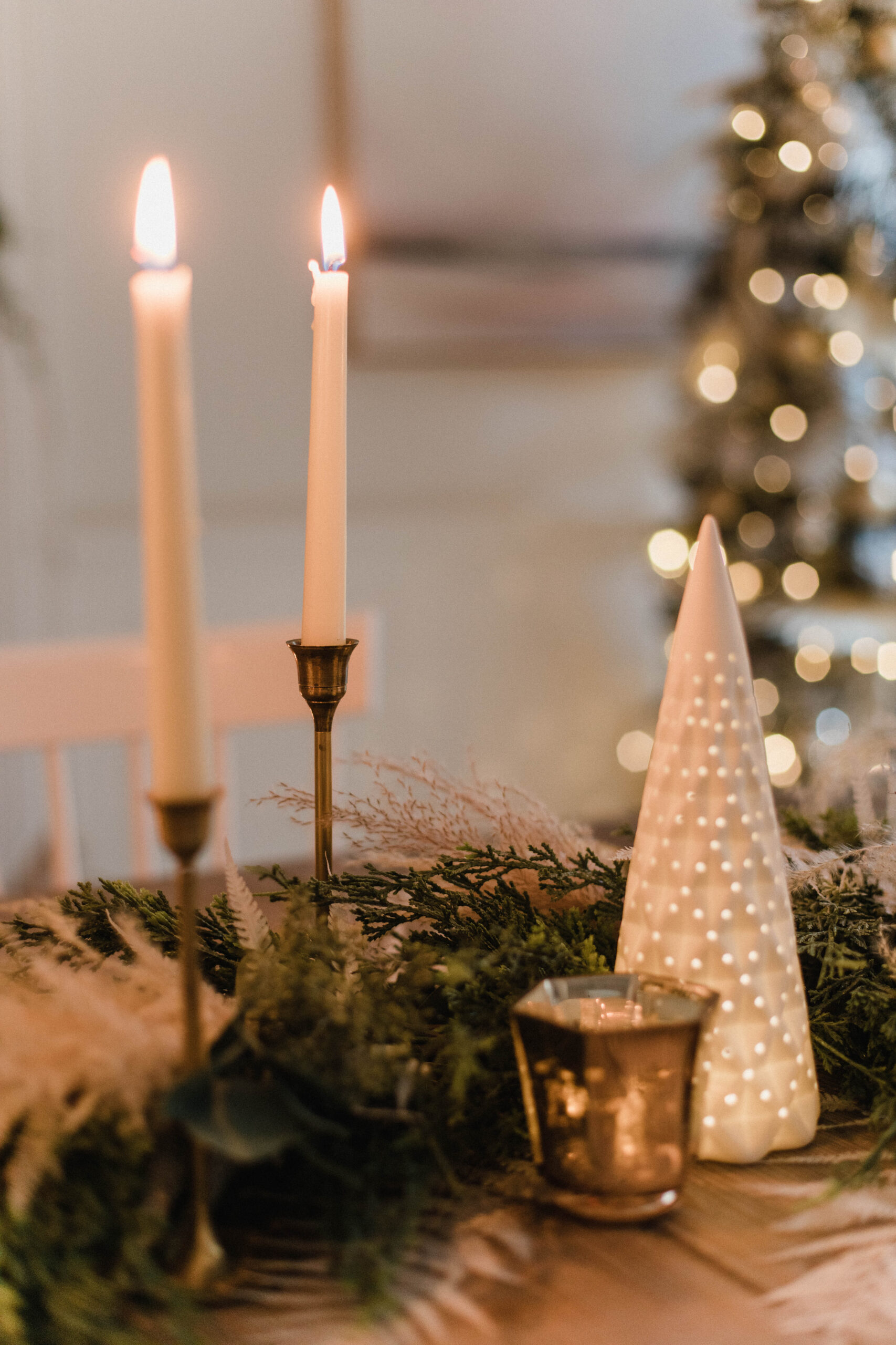 Connecticut life and style blogger Lauren McBride shares a romantic Christmas tablescape that's cozy and inviting for the season.