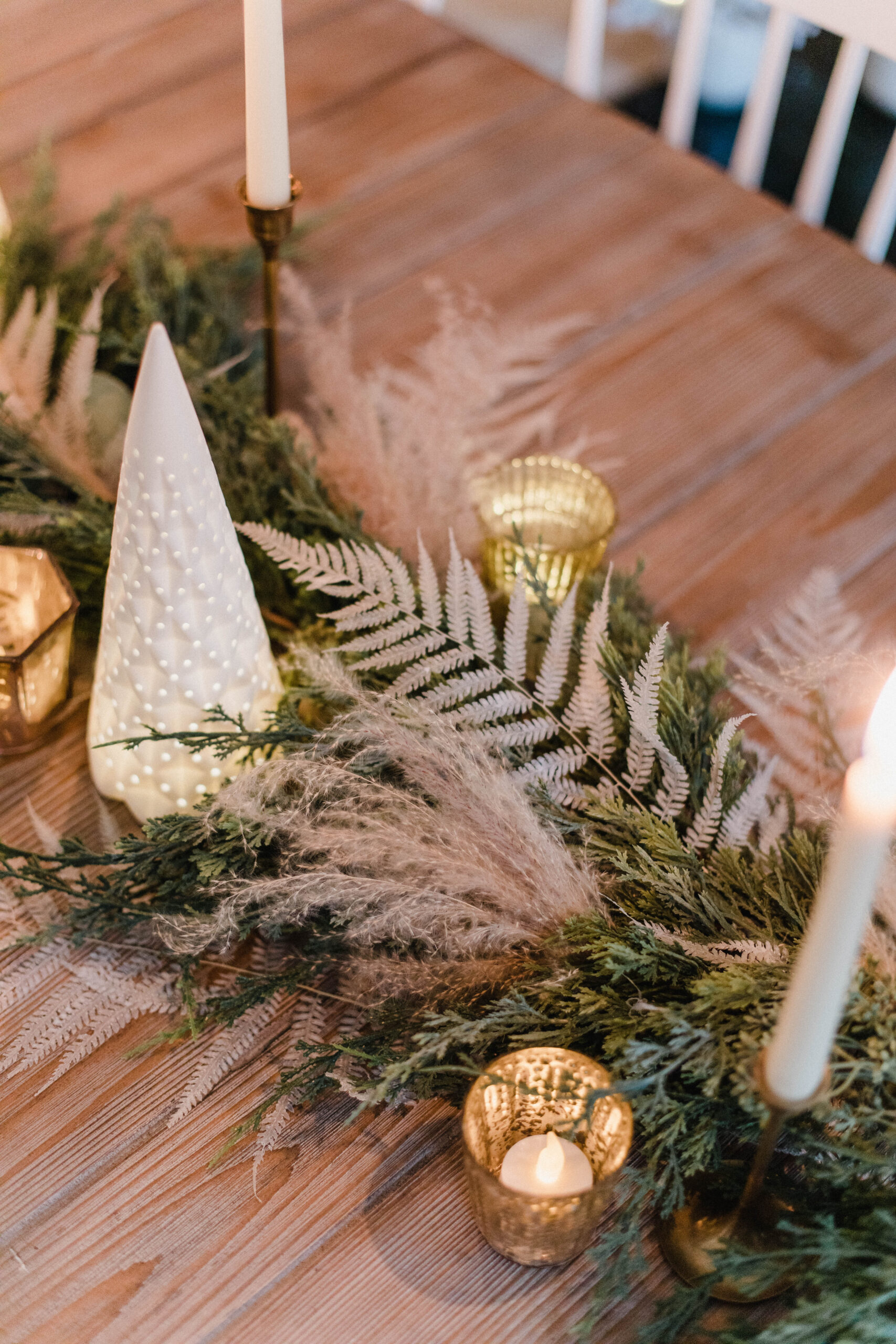 Connecticut life and style blogger Lauren McBride shares a romantic Christmas tablescape that's cozy and inviting for the season.