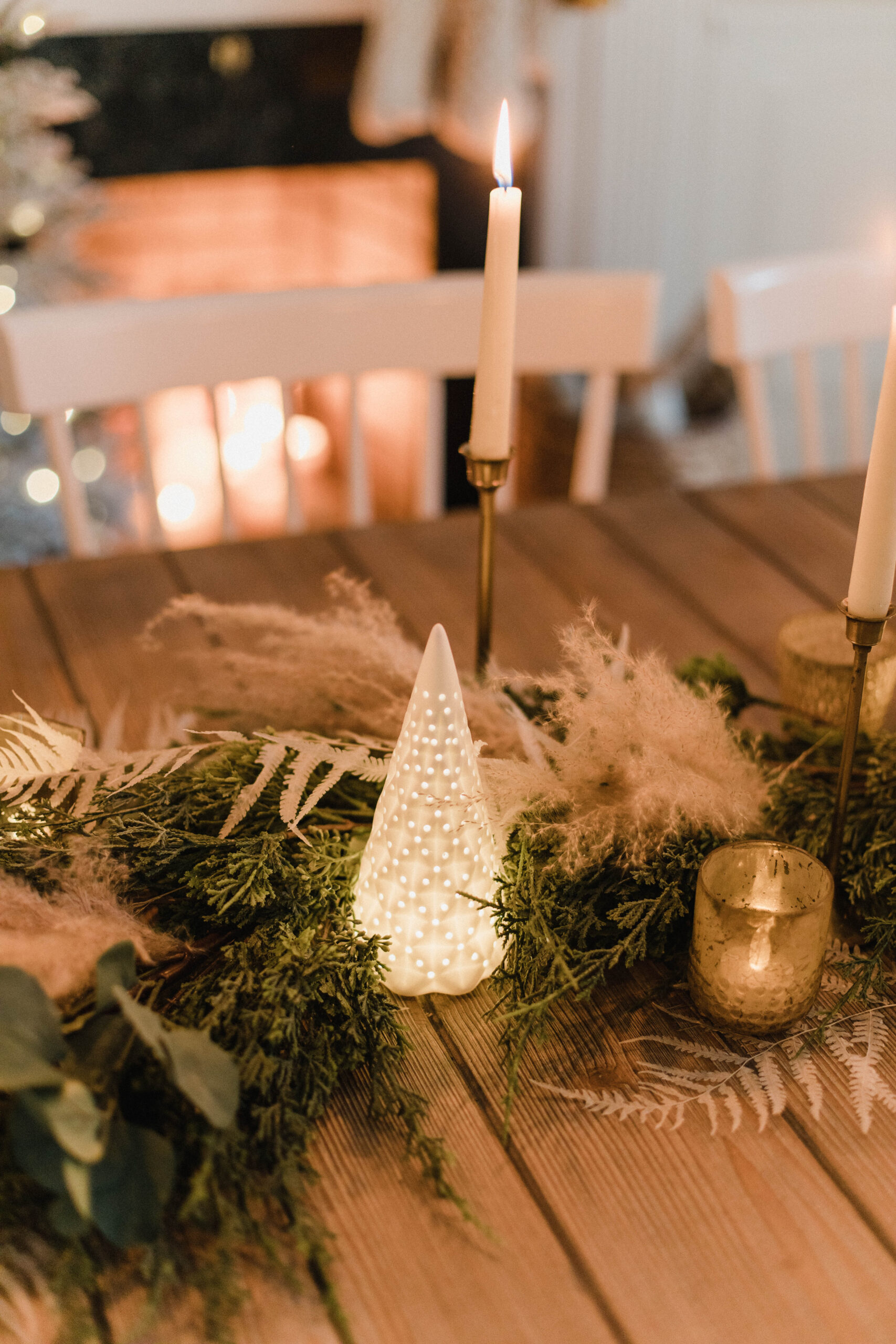 Connecticut life and style blogger Lauren McBride shares a romantic Christmas tablescape that's cozy and inviting for the season.