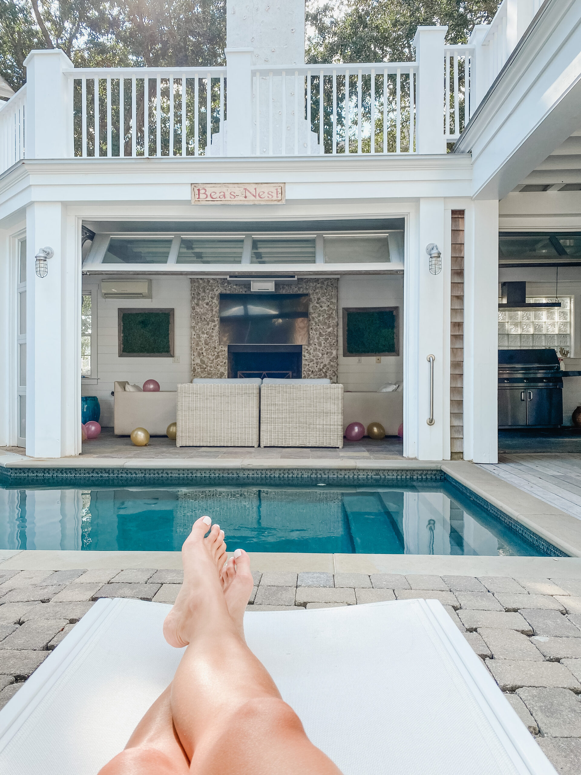 Connecticut life and stye blogger Lauren McBrides shares where to stay, eat, and what to do for a girls weekend in Charleston, South Carolina.