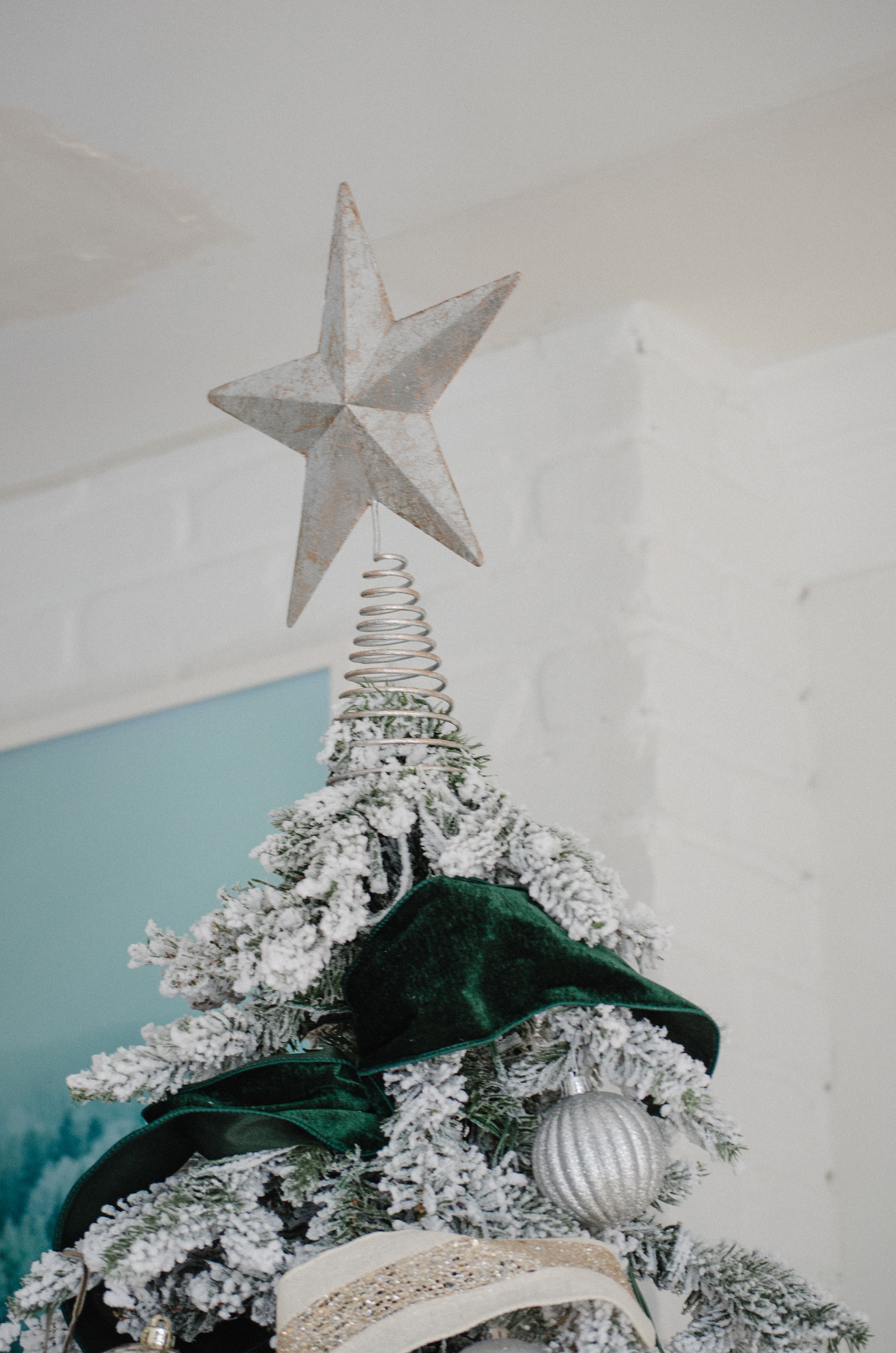 Connecticut Lifestyle blogger Lauren McBride shares a photo of her Christmas tree.